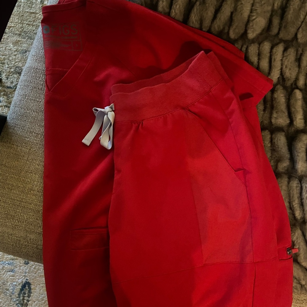 RED SIZE SMALL FIGS SET